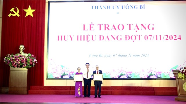 Lễ trao huy hiệu Đảng đợt 07/11/2024