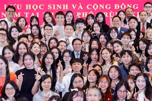 Thủ tướng gặp lưu học sinh và cộng đồng người Việt Nam tại Trùng Khánh, Trung Quốc