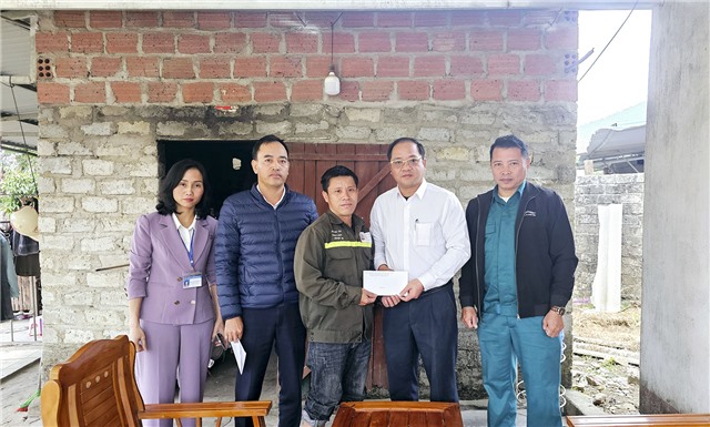 Thăm, tặng quà gia đình nạn nhân tử vong do tai nạn giao thông