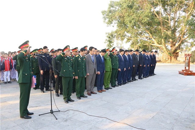 Đoàn đại biểu thành phố Uông Bí viếng nghĩa trang liệt sỹ thành phố