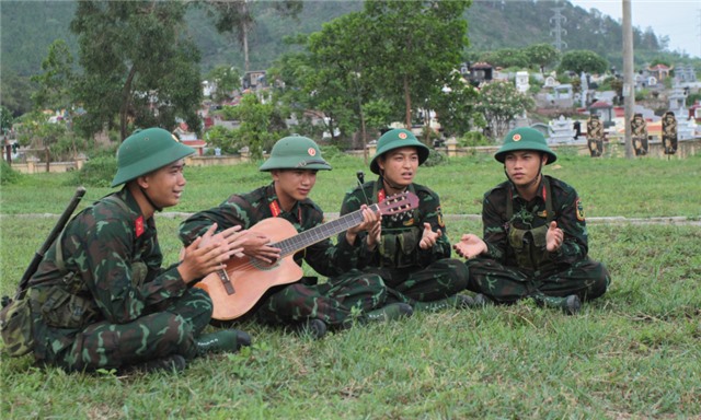 Tiếng hát trên thao trường huấn luyện