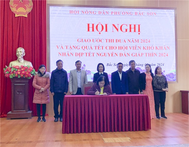 Hội Nông dân phường Bắc Sơn ký giao ước thi đua năm 2024 và tặng quà Tết hội viên có hoàn cảnh khó khăn nhân dịp Tết Nguyên đán