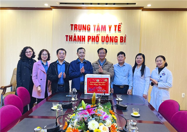 LĐLĐ thành phố thăm tặng quà CNVCLĐ các đơn vị trực Tết