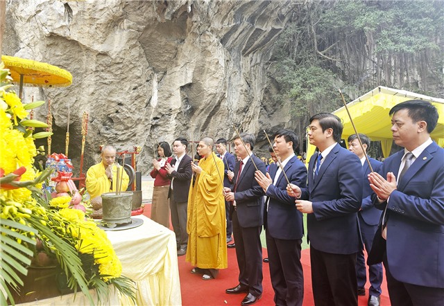 Khai hội đền chùa Hang Son năm 2024