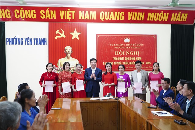 Uỷ ban MTTQ phường Yên Thanh trao Quyết định công nhận Ban công tác Mặt trận khu dân cư nhiệm kỳ 2024-2026