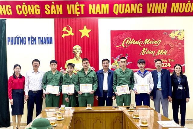 Phường Yên Thanh gặp mặt, tặng quà động viên thanh niên chuẩn bị lên đường nhập ngũ năm 2024 