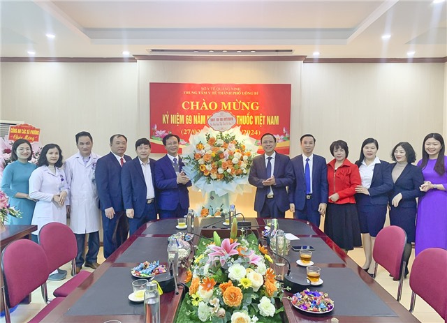 Đồng chí Nguyễn Chiến Thắng – Phó Bí thư Thường trực Thành uỷ tặng hoa chúc mừng Trung tâm Y tế thành phố nhân kỷ niệm 69 năm ngày Thầy thuốc Việt Nam