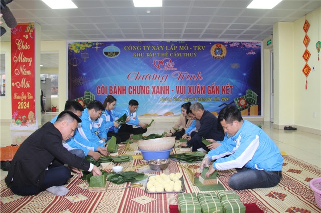 Công ty Xây lắp mỏ: Gói gần 2.000 chiếc bánh chưng tặng công nhân ăn Tết