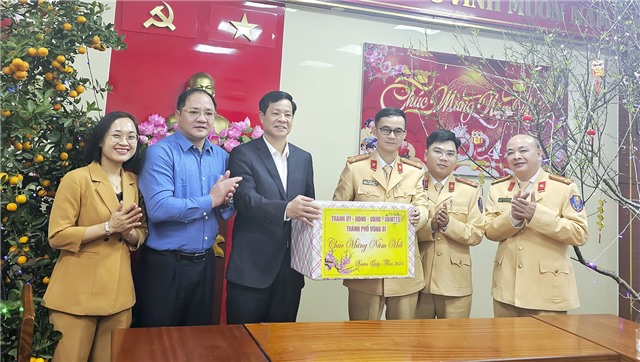 Chủ tịch UBND thành phố thăm, chúc Tết các đơn vị trực và phục vụ Tết