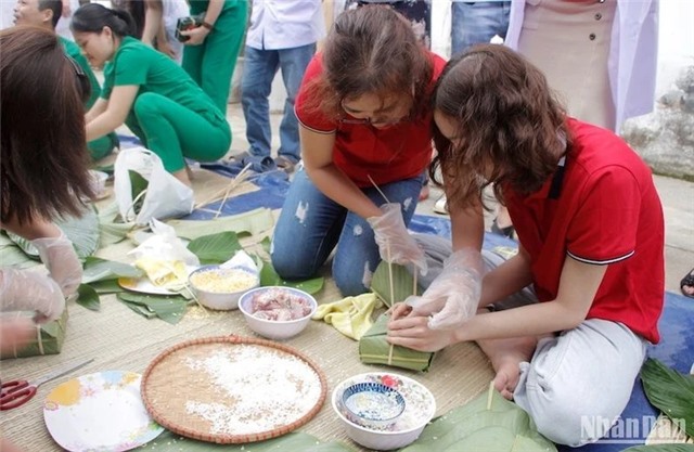 Để ăn bánh chưng không tăng cân ngày Tết