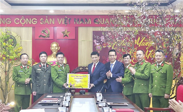 Bí thư Thành ủy chúc Tết Công an thành phố và Ban CHQS thành phố