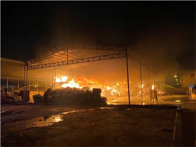 Cháy kho hàng của một doanh nghiệp thuộc Khu công nghiệp Long Giang
