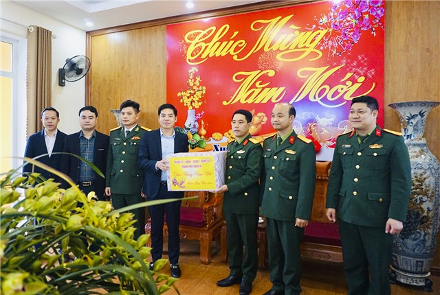 Đoàn lãnh đạo thành phố thăm, tặng quà các đơn vị trực Tết