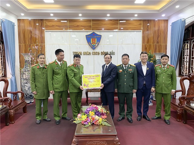 Đồng chí Nguyễn Chiến Thắng, Phó Bí thư Thường trực Thành ủy tặng quà các đơn vị trực Tết