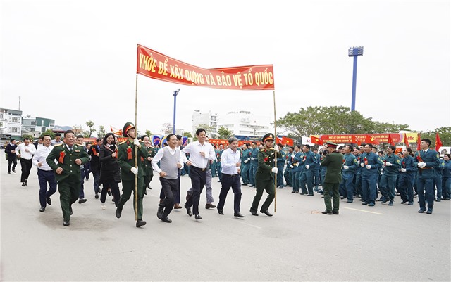 Hơn 1.000 đại biểu cán bộ, chiến sĩ LLVT thành phố chạy hưởng ứng Ngày chạy thể thao quân sự kết hợp chạy Olympic năm 2024