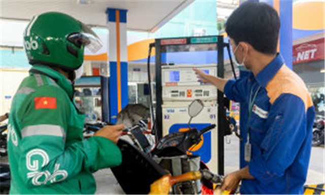 Giá xăng vượt 24.000 đồng một lít