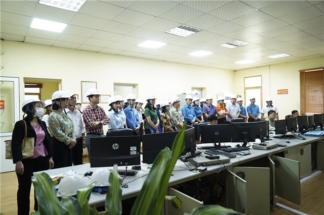 Lớp bồi dưỡng Luật thực hiện dân chủ ở cơ sở tham quan, học tập tại Công ty CP Xi măng và Xây dựng Quảng Ninh