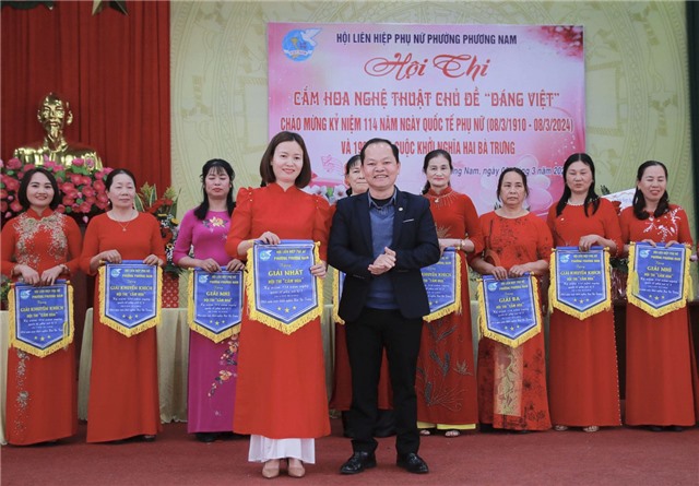 Hội LHPN phường Phương Nam tổ chức hội thi cắm hoa chủ đề "Dáng Việt" 
