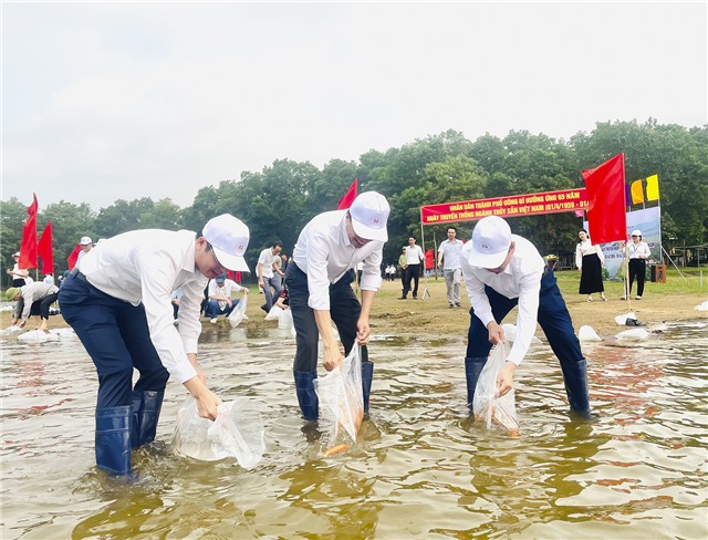 TP Uông Bí thả 7.000 con cá giống tái tạo nguồn lợi thủy sản 