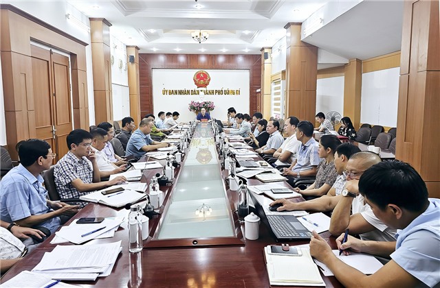 Hội nghị nghe báo cáo công tác giao đất, cho thuê đất, quản lý đối với đất rừng đất nuôi trồng thủy sản cho hộ gia đình, cá nhân thuộc thẩm quyền của UBND cấp huyện