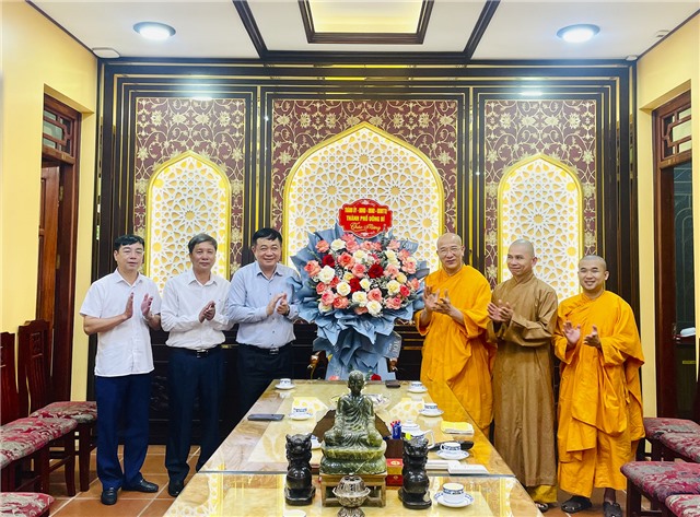 Lãnh đạo Thành ủy - HĐND - UBND - MTTQ thành phố chúc mừng Đại lễ Phật đản năm 2024 tại Chùa Ba Vàng