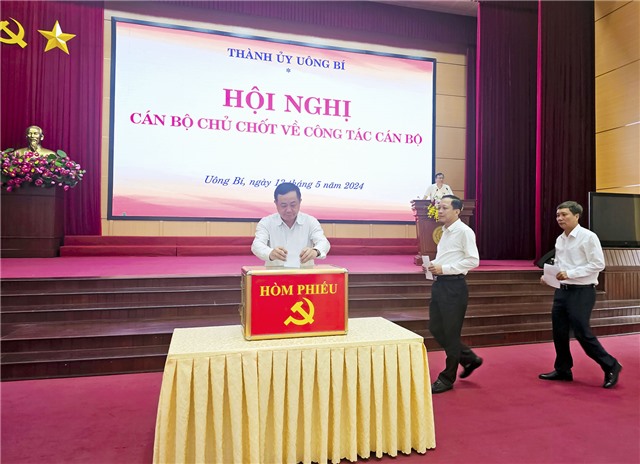 Hội nghị cán bộ chủ chốt về công tác cán bộ