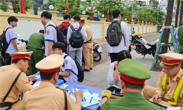 Ngăn chặn tình trạng học sinh sử dụng mô tô khi chưa đủ điều kiện