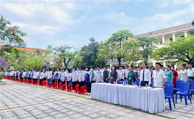 Đảng bộ Trường THPT Uông Bí kỷ niệm 134 năm Ngày sinh Chủ tịch Hồ Chí Minh, sinh hoạt chuyên đề “Học Bác lòng ta trong sáng hơn”, trao quyết định kết nạp đảng viên