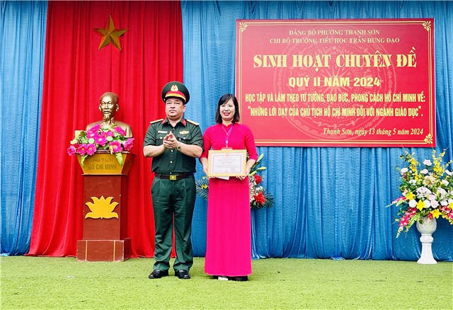 Khen thưởng cá nhân tham gia lực lượng diễu binh, diễu hành tại Lễ kỷ niệm 70 năm Chiến thắng Điện Biên Phủ và sinh hoạt chuyên đề tại Trường Tiểu học Trần Hưng Đạo