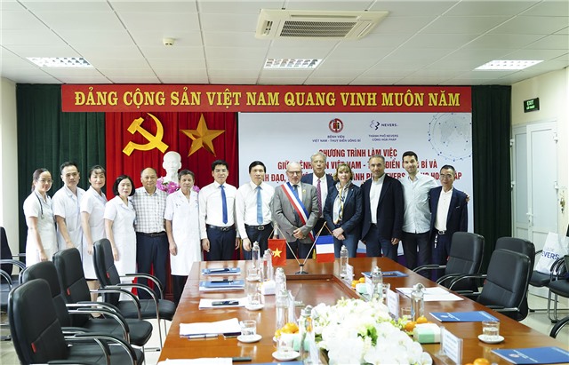 Đoàn lãnh đạo và chuyên gia y tế thành phố Nevers, Cộng hòa Pháp làm việc với Bệnh viện Việt Nam - Thụy Điển Uông Bí