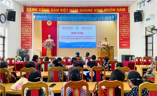 Tuyên truyền quy định pháp luật về an toàn giao thông và an ninh mạng cho cán bộ, hội viên phụ nữ phường Thanh Sơn