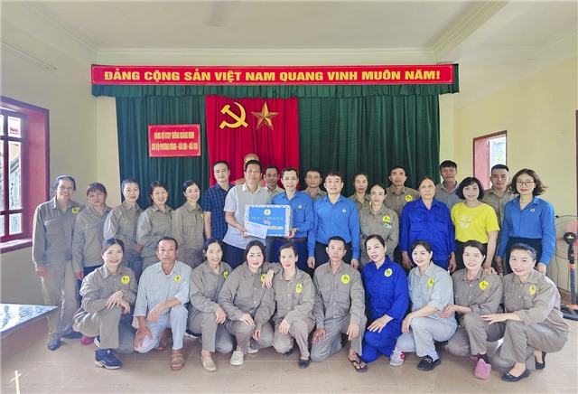 Liên đoàn lao động thành phố thăm, tặng quà Tổ đội lao động xuất sắc nhân dịp tháng công nhân