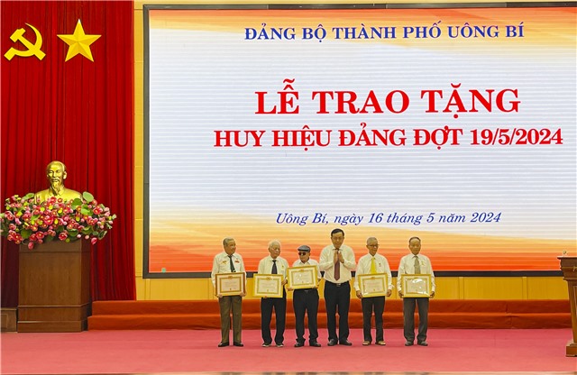 Lễ trao tặng huy hiệu Đảng đợt 19/5/2024