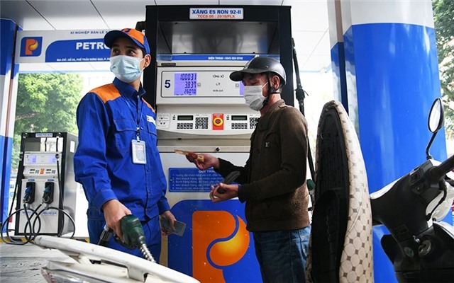 Giảm tiếp 500 đồng, giá xăng E5RON92 về sát mốc 22 nghìn/lít