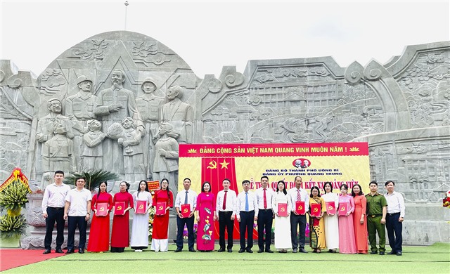 Đảng bộ phường Quang Trung kết nạp 10 Đảng viên mới nhân kỷ niệm 134 năm ngày sinh Chủ tịch Hồ Chí Minh 