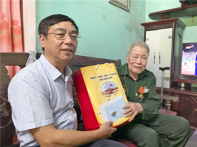 Đồng chí Đào Ngọc Sơn – Uỷ viên BTV, Trưởng ban Dân vận Thành uỷ, Chủ tịch UB MTTQ thành phố thăm, tặng quà chiến sỹ Điện Biên 