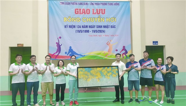 Công đoàn phường Vàng Danh - Trưng Vương giao lưu bóng chuyền hơi