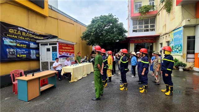 Công an thành phố thực tập phương án chữa cháy tại Cửa hàng xăng dầu Phúc Xuyên 