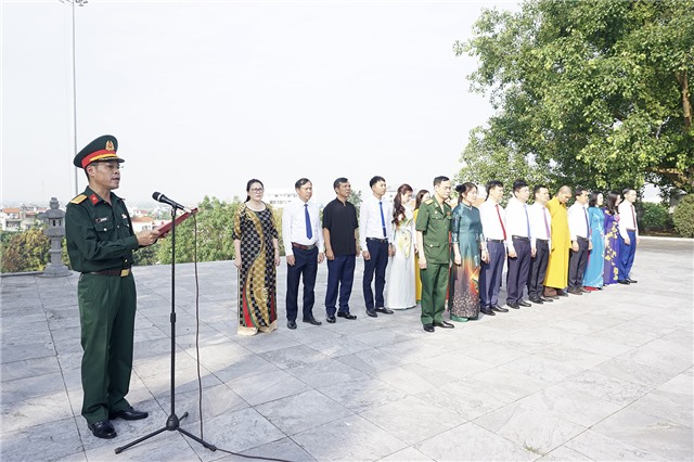 Đoàn đại biểu Đại hội Đại biểu MTTQ Việt Nam thành phố Uông Bí viếng Nghĩa trang liệt sỹ thành phố, dâng hương Đài tưởng niệm Bác Hồ