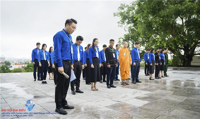 Đoàn đại biểu dự Đại hội đại biểu Hội Liên hiệp Thanh niên Việt Nam thành phố Uông Bí, lần thứ VI dâng hương, tưởng niệm các anh hùng liệt sĩ