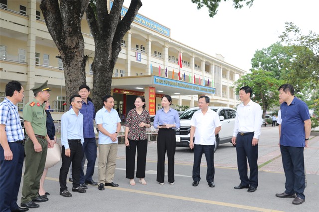 Đồng chí Chủ tịch UBND tỉnh kiểm tra công tác chuẩn bị tổ chức kỳ thi vào lớp 10 THPT