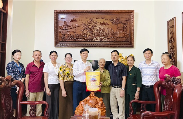 Phó Chủ tịch HĐND thành phố Đỗ Trường Sơn thăm, tặng quà chiến sỹ Điện Biên