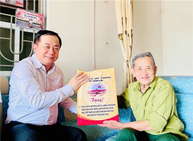 Bí thư Thành ủy Mai Vũ Tuấn thăm, tặng quà chiến sỹ Điện Biên tại phường Vàng Danh