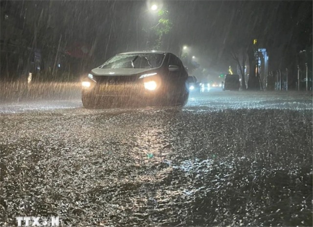 Áp thấp nhiệt đới gây mưa lớn tại khu vực Bắc Bộ và Nam Bộ