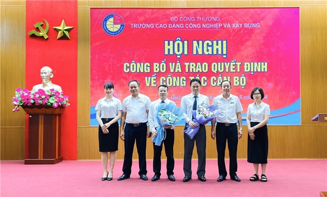Trường Cao đẳng Công nghiệp và Xây dựng Quảng Ninh công bố và trao Quyết định về công tác cán bộ