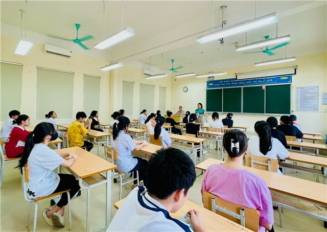 Trên 1.300 thí sinh Uông Bí làm thủ tục dự thi Kỳ thi tuyển sinh vào lớp 10 THPT năm học 2024-2025