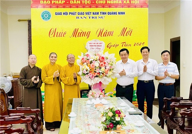 Đồng chí Mai Vũ Tuấn, Tỉnh ủy viên, Bí thư Thành ủy chúc mừng Đại lễ Phật đản năm 2024