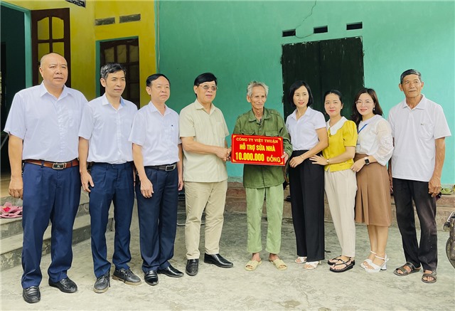 Công ty TNHH Vận tải Việt Thuận trao hỗ trợ nâng cao chất lượng cuộc sống cho hộ cận nghèo trên địa bàn xã Thượng Yên Công 