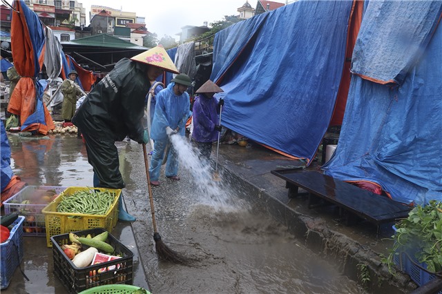 Chợ Trung tâm Uông Bí nhanh chóng khắc phục hậu quả, ổn định kinh doanh sau trận mưa lịch sử