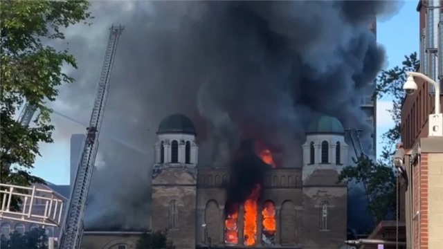 Canada: Nhà thờ hơn 100 năm tuổi bị thiêu rụi cùng nhiều tác phẩm nghệ thuật quý